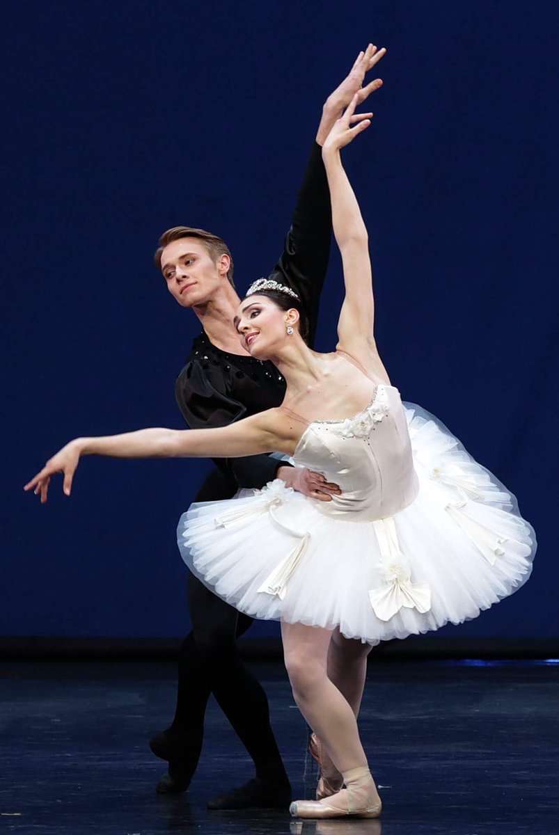teatroallascala's tweet photo. Tonight at 8 pm on stage the triple bill of ballets La Valse / Symphony in C / Shéhérazade https://t.co/SHWAinLVEy https://t.co/BuHKUGOgb0
