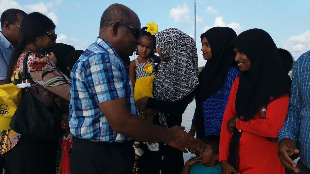 MDPYouth's tweet photo. Team 2: MDP Leadership, MPs, Dhaaira Raeesun &amp; Team ah #Laamu Kunahandhoo inn hoonu Maruhaba eh kiyaifi

#LaamarukazeeRaajje https://t.co/YMsamNSk6W