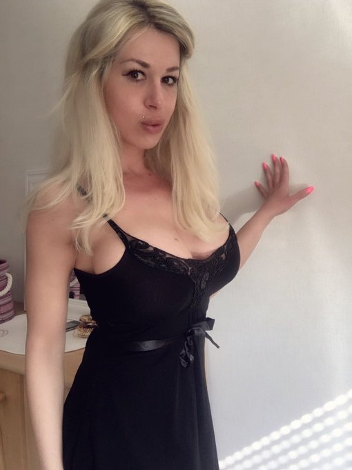 Hab mich in mein Lieblingskleid geschmissen🎀die ☀️ scheint #einen sch&ouml;nen Tag euch 😘 https://t.co/1y<a href="/tag/einen"class="tags"><span>#einen</span></a>