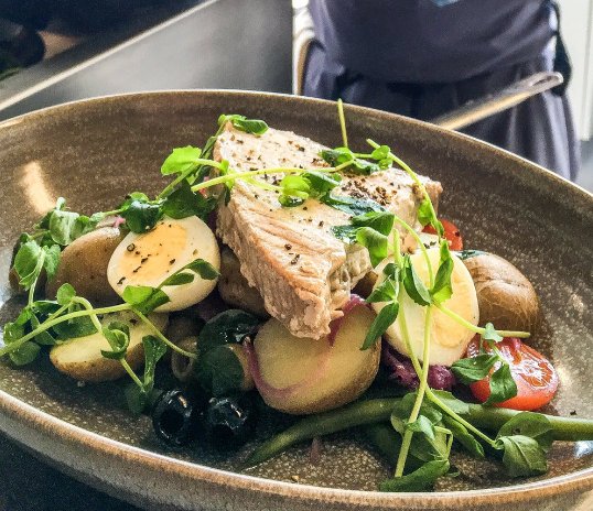 BaxterStorey's tweet image. This seared tuna nicoise salad dish from @kitchenon4 looks like spring on a plate #springcooking #yum #fishfriday