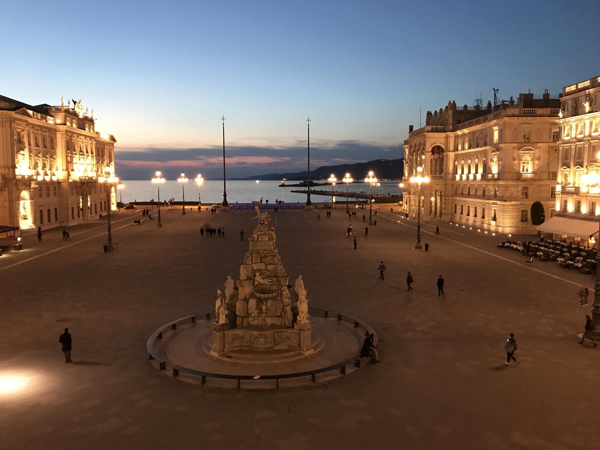 ComunediTrieste's tweet photo. Buon sabato con una "cartolina" di un #tramonto su piazza Unità #Trieste https://t.co/1pigzRohXN