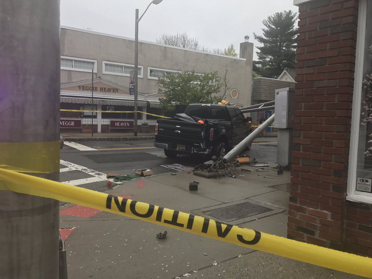 baristanet's tweet photo. Light pole down at Valley and Lorraine https://t.co/yPqXc8JoDo