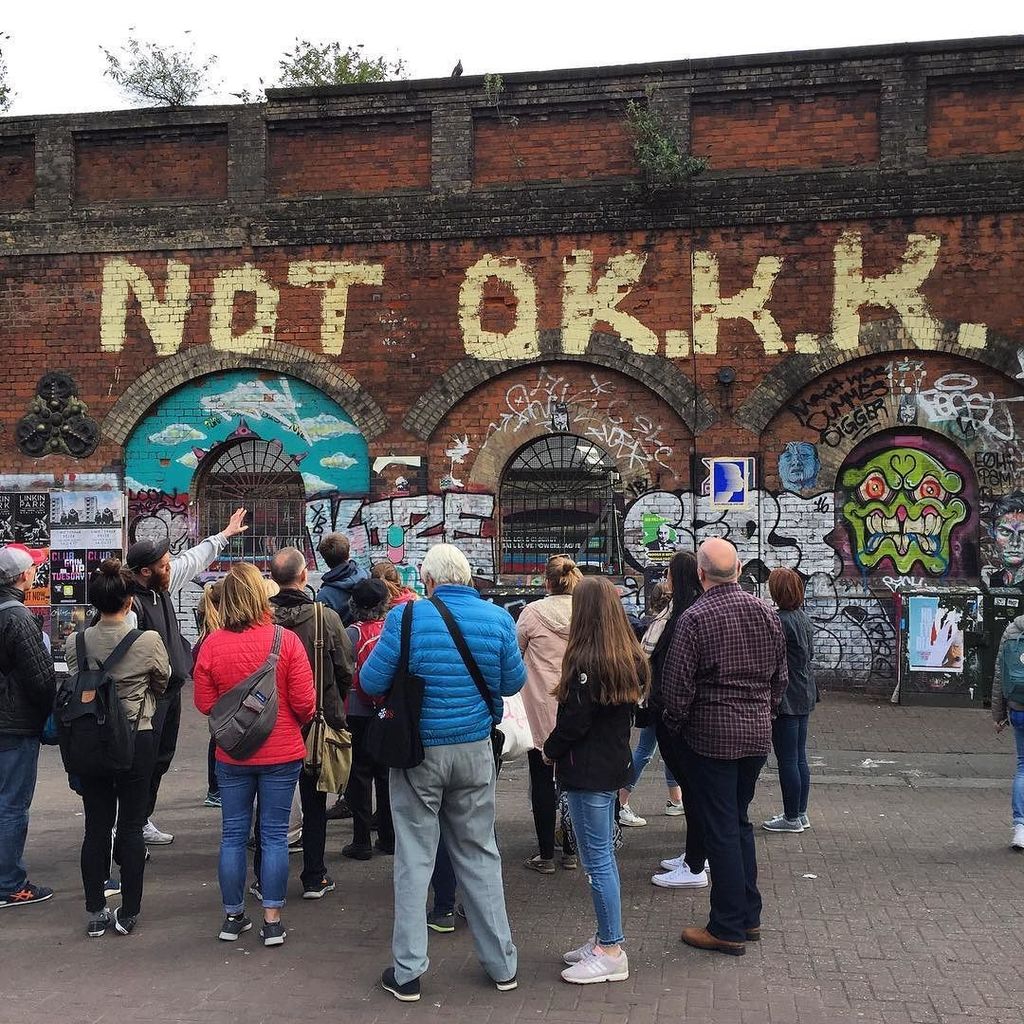 TheresWalls's tweet photo. Street Art Tourists getting the low-down on @thatlazyedwin and the Graffiti way.
#wherethereswalls #edwinonwalls … https://t.co/J1rgS0GFfK https://t.co/Ua1RqiYcFI