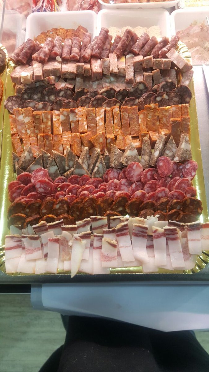 CarnicerEncarna's tweet photo. Preparando nuestras deliciosas bandejas de embutido casero para peñas y Amazona Infantil de #Caravaca #YaEstamosEnFiestas #Descubretucamino https://t.co/W9v89UFCUs