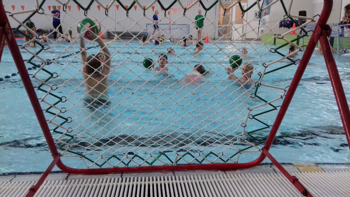 SportService038's tweet photo. #Koningsspelen in zwembad @optisportzwolle groot succes met dank aan @44_zv, @swol1894, @Zwolle_CSE en @LandstedeSB https://t.co/ioQn0UbIWj