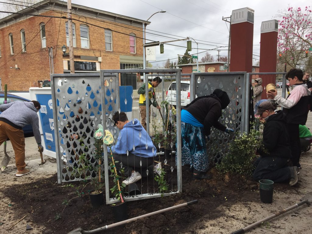 Residents of Seattle's South Park immigrant community build the kind of walls they can support - fsrn.org/2017/04/reside…