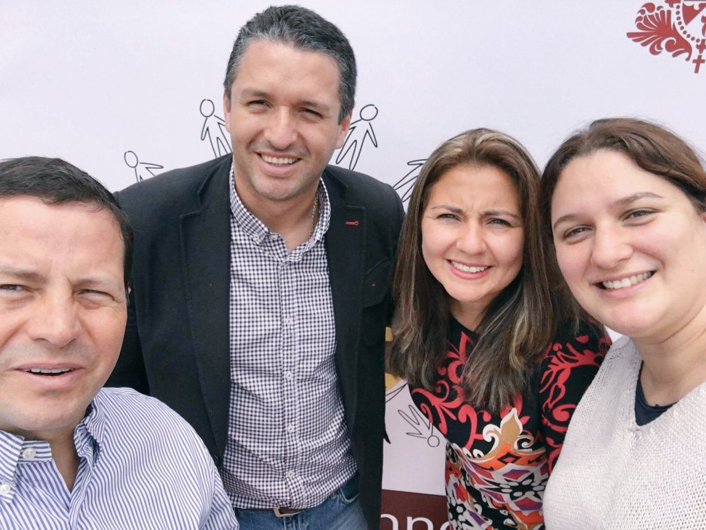 johannasalgado1's tweet photo. Gracias a #RafaelSaray @marcgamb1 @SAP @urosarionews
 @reddeinnovacion
 #diadelainnovacion2017 https://t.co/jyHnWvqTxw
