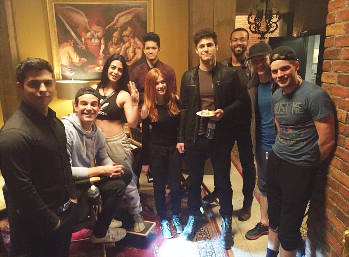 TMI_Switzerland's tweet photo. "It's official: #Shadowhunters has been renewed for Season 3." #ShadowhuntersSeason3 🎉🎉🎉
📷 via @ShadowhuntersTV https://t.co/3OtDHSiGqJ