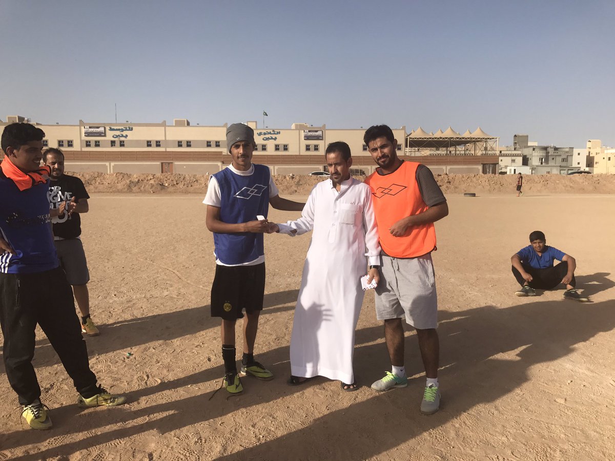حصل على جائزتي افضل لاعب وافضل حضورفي تمرين اليوم الكابتن خالد القعيشيش سلمها له رئيس الفريق الاستاذ/بندر الخلاوي