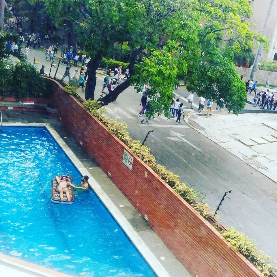 Gusaamf's tweet photo. Existen dos tipos de venezolanos #21Abr https://t.co/8sNjBfbBCA