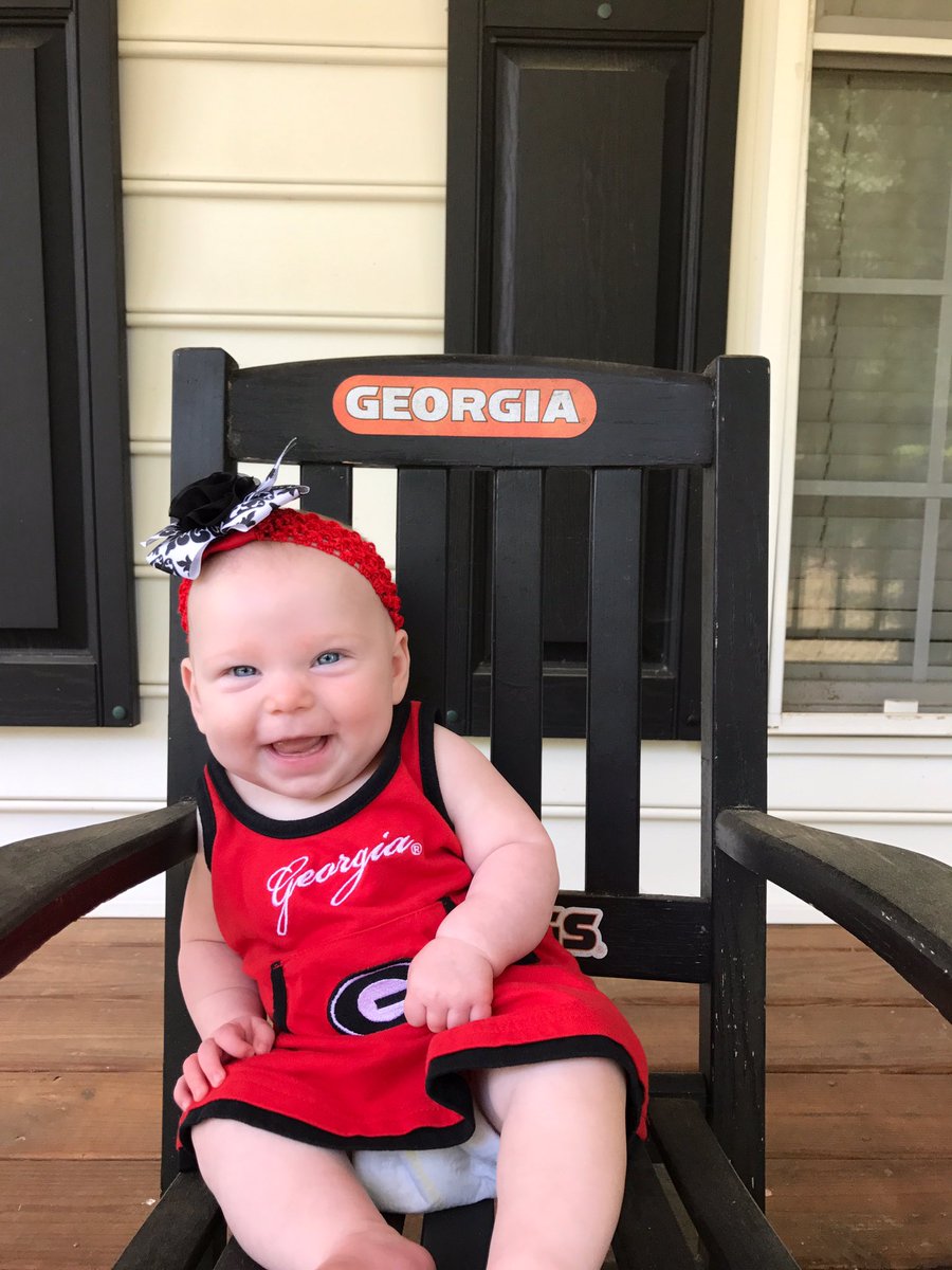 taylorlcompton's tweet photo. It looks like Lil' Chez has made her pick for tomorrow!!! #TeamRed #GoDawgs https://t.co/Xb8mVent54