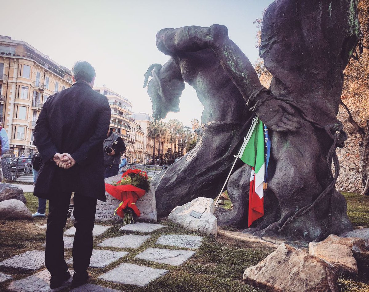 AndreaOrlandosp's tweet photo. A #Sanremo per deporre mazzo di fiori sul monumento realizzato dal partigiano scultore Orvieto in ricordo della #liberazione. #alziamolavoce https://t.co/PA2cHeilZB