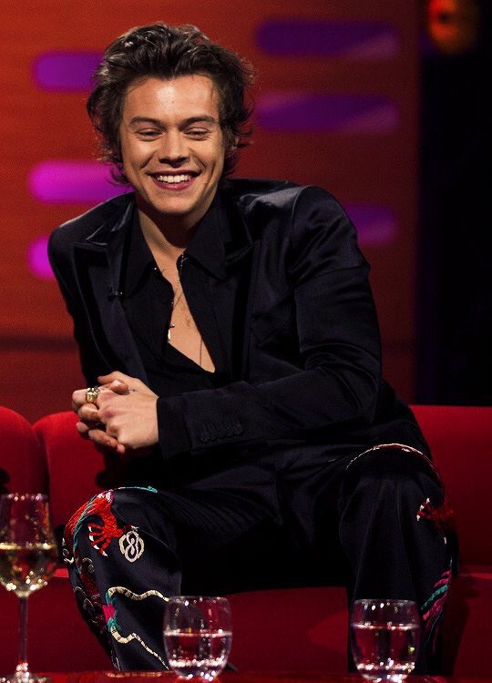 TheZarryNews's tweet photo. #HQ | Harry at Graham Norton! #1 https://t.co/uBkCimwDiy