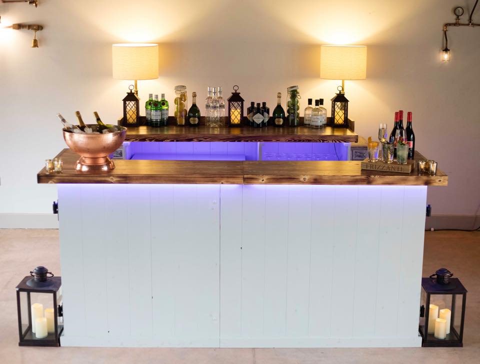 All set at one of our favourite event venues in #Norfolk @westlexham 
#mobilebar #eventbarspecialists #norfolkbarprovider #frizzantebars