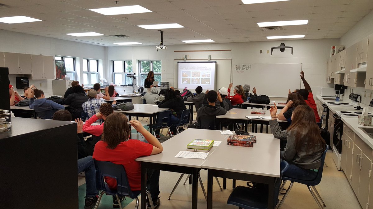 HilseSusan's tweet photo. Third presentation today. Getting through to our youth one student at a time.😊 #OneChoiceChangesEverything @DRusPharmD https://t.co/bsEw1sFOif