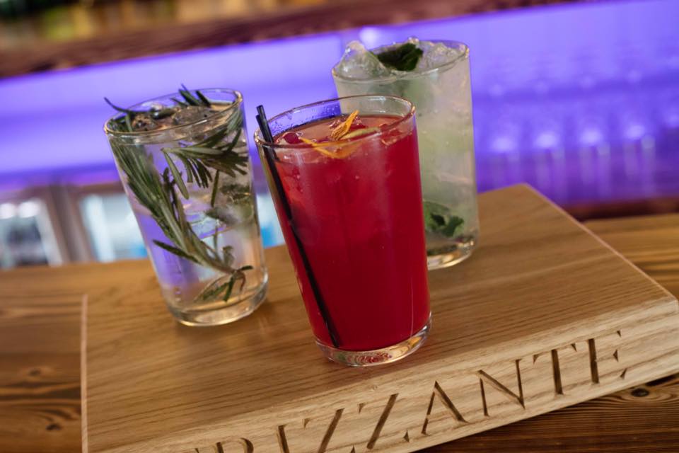 Cosmo, Mojito or Elderflower &amp; Rosemary Fizz......which would you choose?!
#eventbarspecialists #norfolkbars #cocktails #frizzantebars
