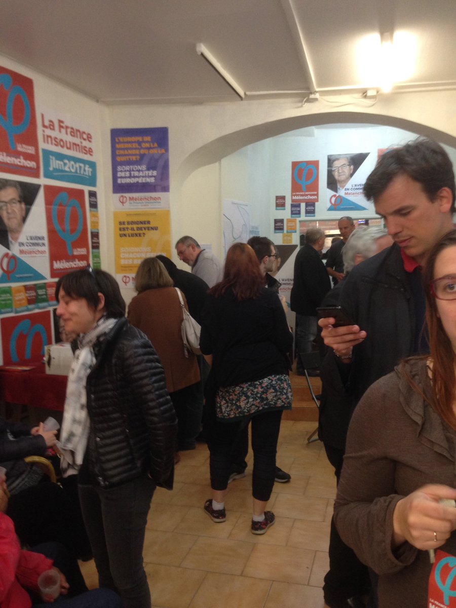 jsoldeville's tweet photo. #Grenoble #rueChenoise La fin de la campagne du 1er tour #JLM2017 se rapproche. Du monde & de la belle energie pour fêter ça😀 #aperoinsoumis https://t.co/WAs78JCick
