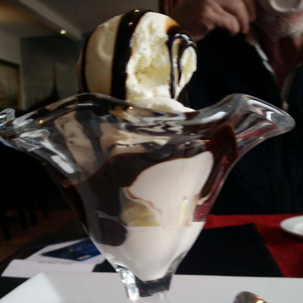 En Restaurang i Säter i Dalarna  serverar denna underbara desert.