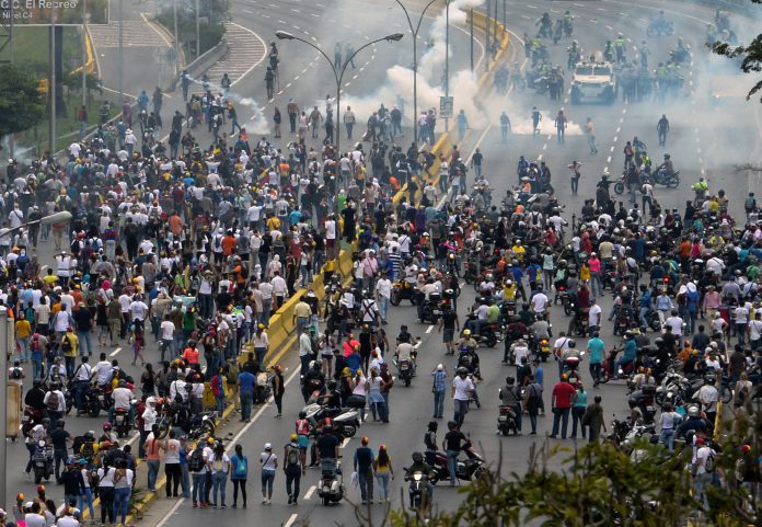 Sebaquinde's tweet photo. el gobierno en jaque, el pueblo esta resentido por la crisis, aun esperamos que los cuerpos de seguridad decidan defender a su pueblo #Vzla https://t.co/hdy6kGgAxV