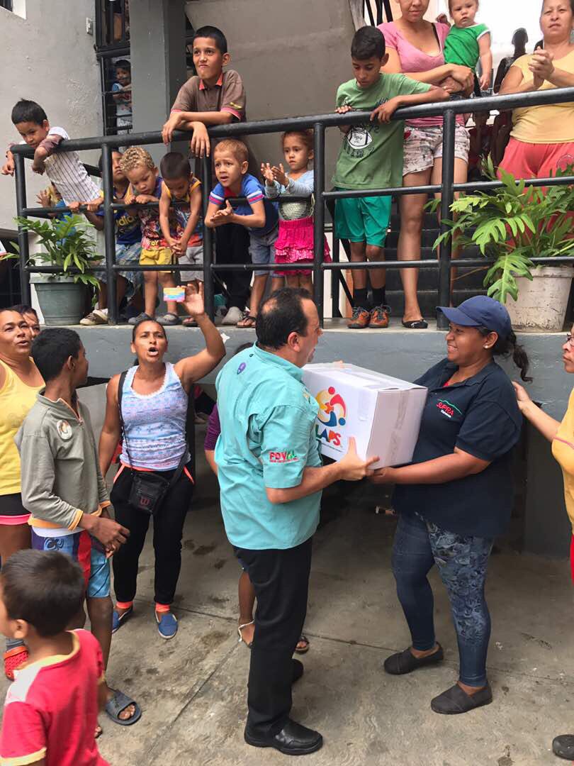 RMarcoTorres's tweet photo. Cumplimos la instrucción del Pdte @NicolasMaduro, nos desplegamos en El Valle para llevar alimentos al Pueblo #PatriaFuerzaIndestructible https://t.co/WYFKptLFEv