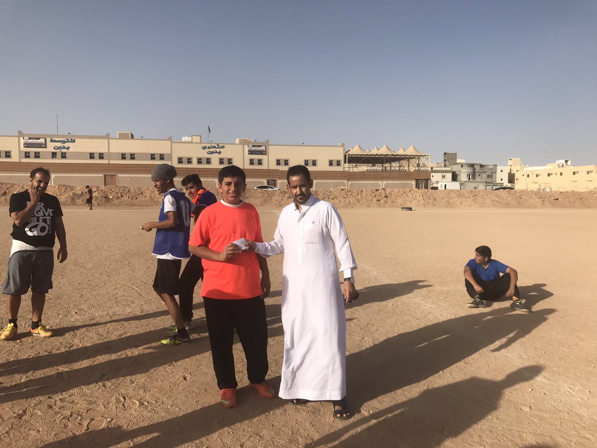 حسن اصغر لاعب في فريق شباب الندوه حصل على جائزة افضل لاعب  مع زملائه