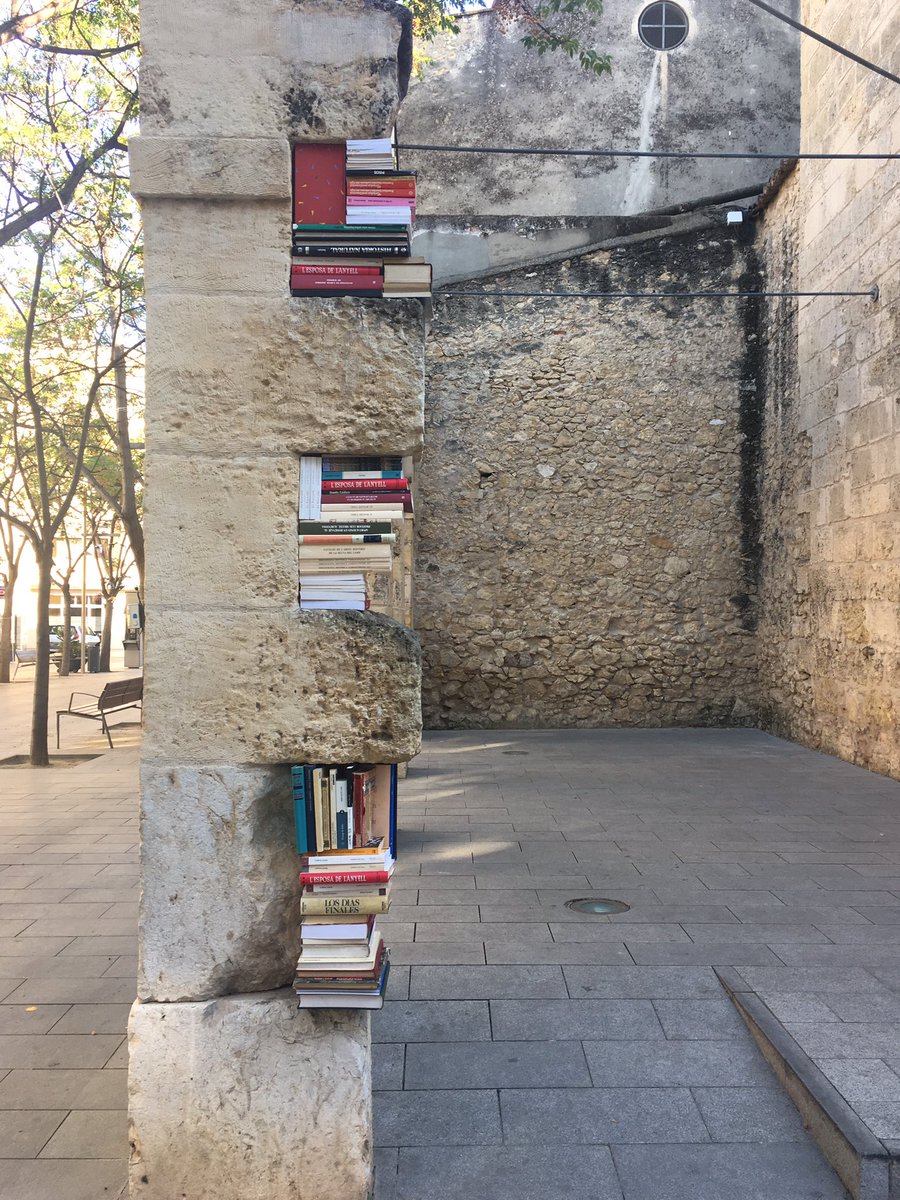 Dipta_cat's tweet photo. 'Efímer' art amb llibres als carrers de #Vila-seca. Alumnes de @eadreus i de @EADTarragona creen escultures urbanes amb llibres reutilitzats https://t.co/S8AxY2jCAH