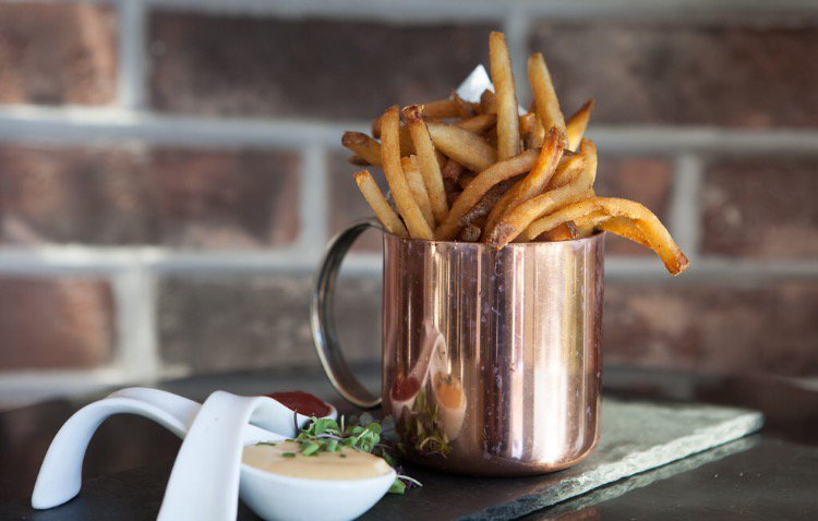MonarchLounge's tweet photo. #Fridays aren't 4 grab n go's. We rather #sitnchat... & #Eat! #nyc #monarchnyc #views #rooftop #pommefrites #enjoy #nyceats #foodie #midtown https://t.co/dRuQkCvBnA