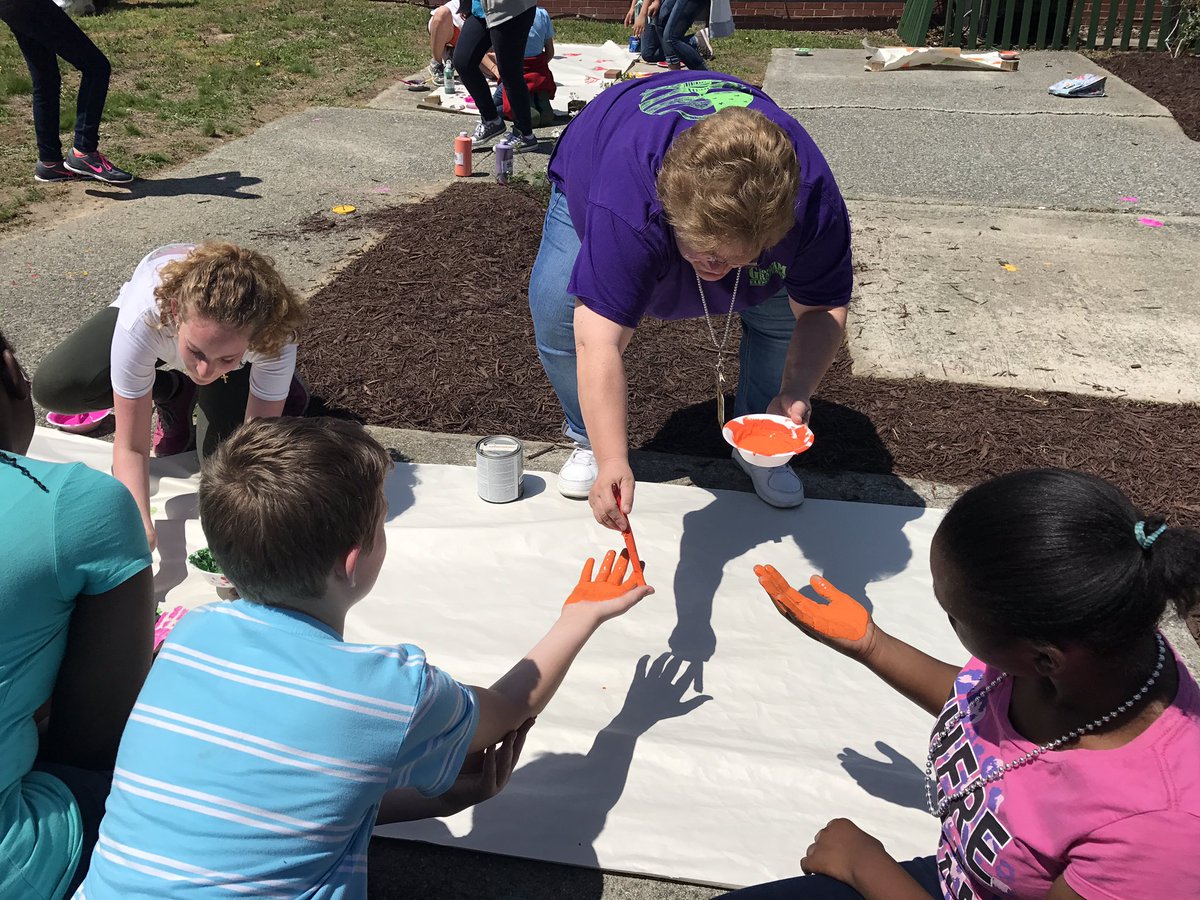 eastamper2017's tweet photo. 5th graders celebrating Earth Day in the Panda patch @SGEPANDAS @SgeCoach @ABSSWeb @vifglobaled https://t.co/7jrL5UvQIf
