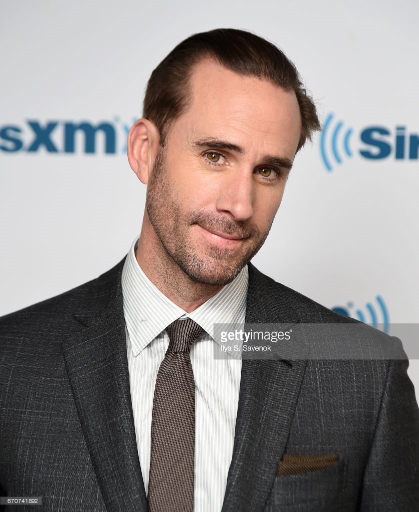 jfiennesfans's tweet photo. #JosephFiennes visiting @SIRIUSXM studios yesterday rocking a @Brioni_Official suit. #loveit #AFiennePremiere https://t.co/bDxe9mTOKp