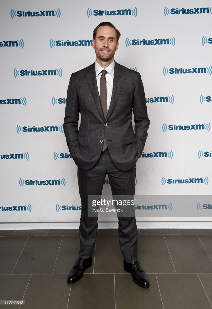 jfiennesfans's tweet photo. #JosephFiennes visiting @SIRIUSXM studios yesterday rocking a @Brioni_Official suit. #loveit #AFiennePremiere https://t.co/bDxe9mTOKp
