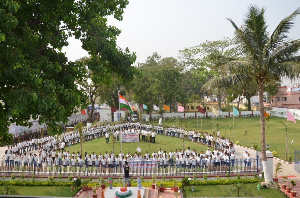 mgcub2016's tweet photo. MGCUB organized "Run for Champaran"  to commemorate the completion of 100 years of Gandhiji's arrival in Motihari. https://t.co/nqJ8brgTHv https://t.co/Qq2zwDFqUM