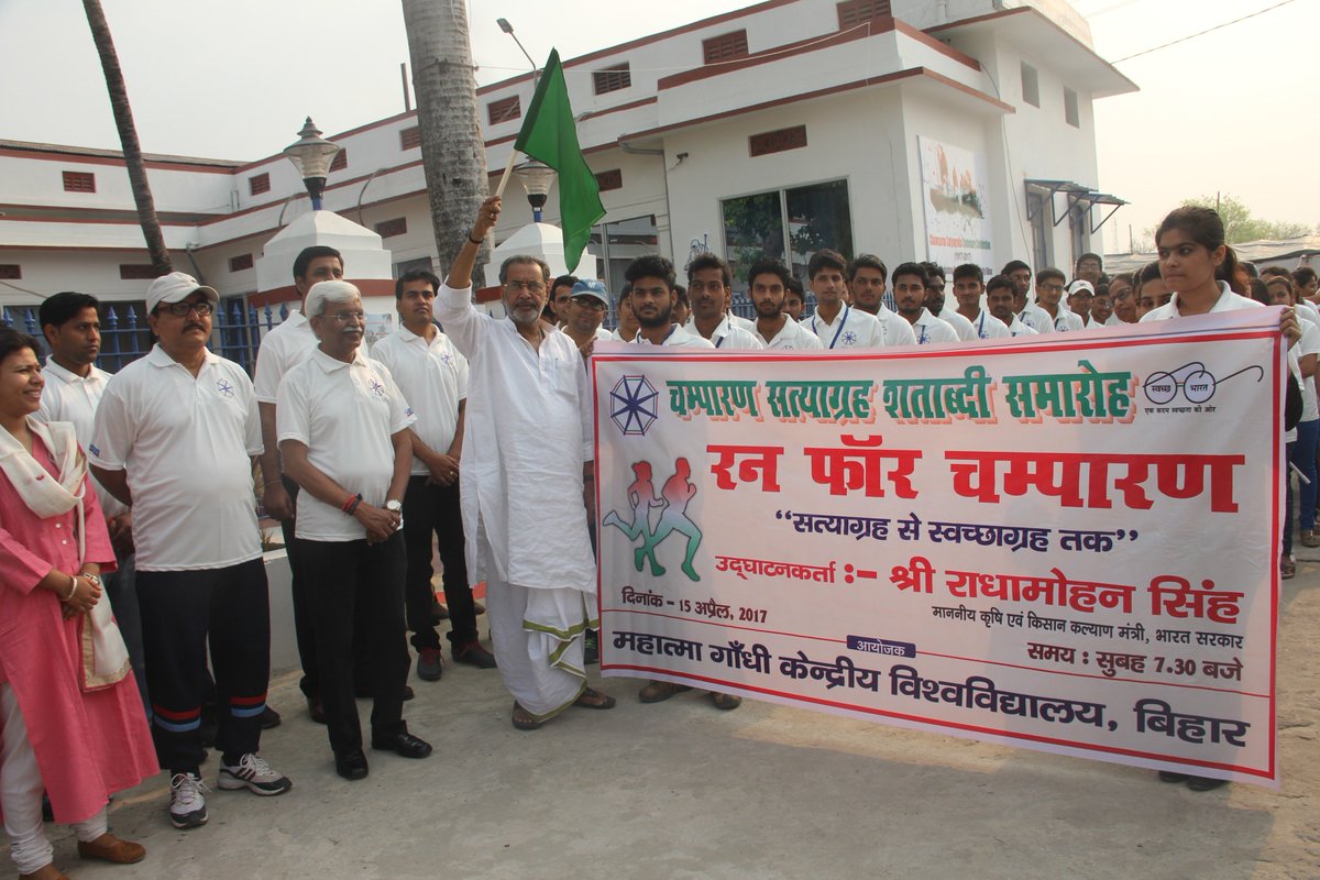 mgcub2016's tweet photo. MGCUB organized "Run for Champaran"  to commemorate the completion of 100 years of Gandhiji's arrival in Motihari. https://t.co/nqJ8brgTHv https://t.co/Qq2zwDFqUM