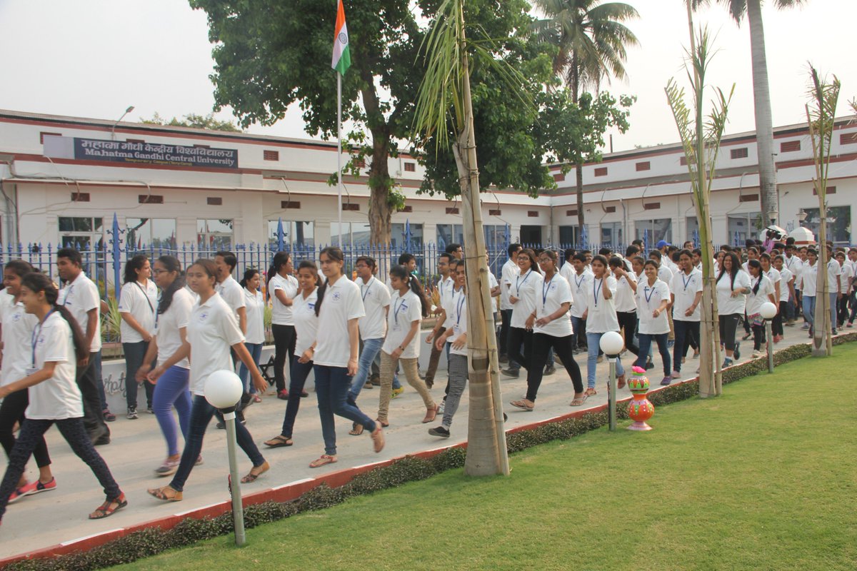 mgcub2016's tweet photo. MGCUB organized "Run for Champaran"  to commemorate the completion of 100 years of Gandhiji's arrival in Motihari. https://t.co/nqJ8brgTHv https://t.co/Qq2zwDFqUM