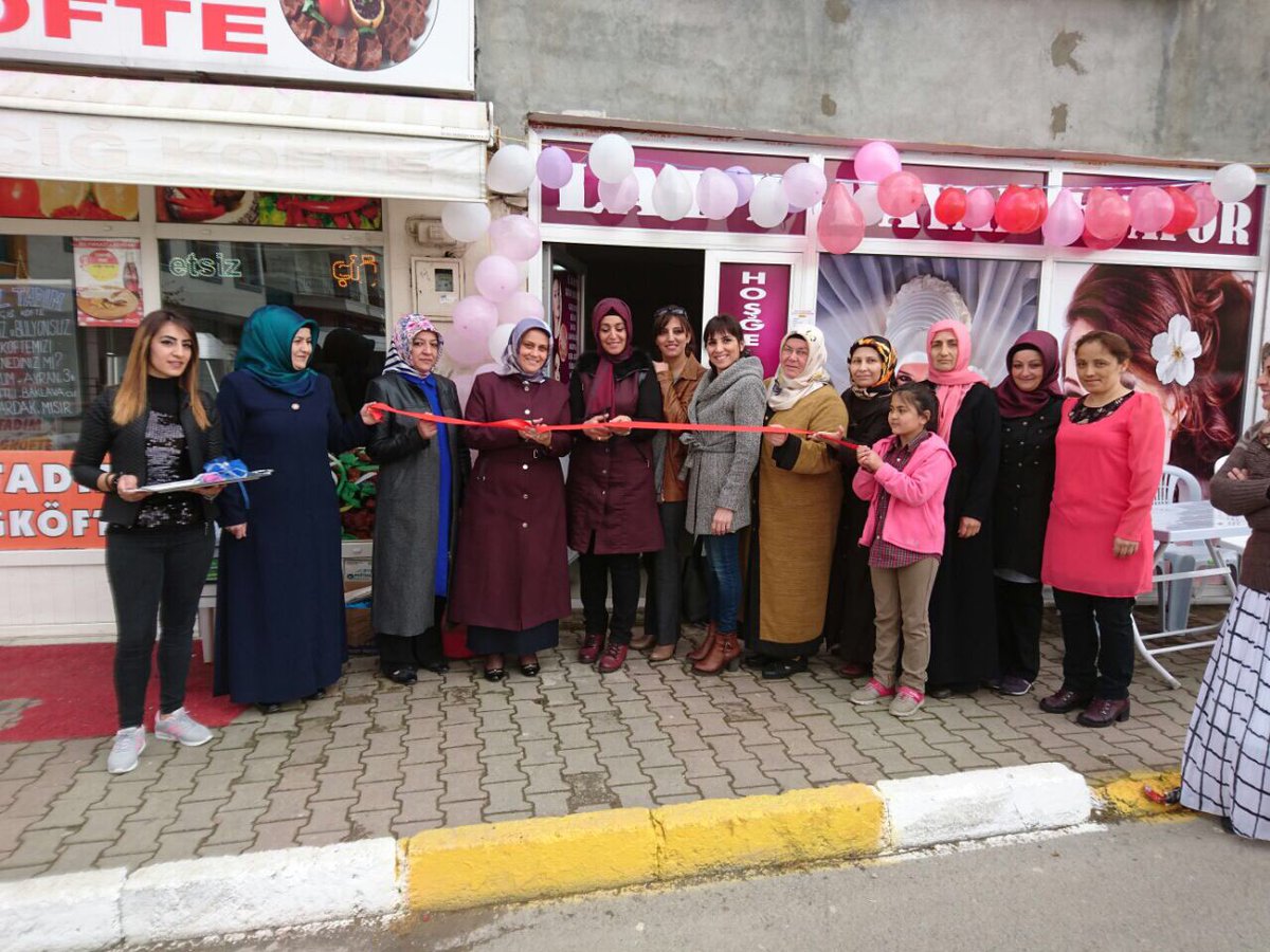 akkdnsancaktepe's tweet photo. İlçe Kadın Kolları Başkanımız Sn. @sefanurakcaa Lady Kuaför Salonu açılışına katıldı. Bereketli bol kazançlar dileriz. https://t.co/S5JwFYeZJ3