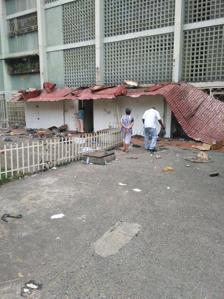 alexitocrece's tweet photo. #21Abr #LAMENTABLE Así quedaron Locales saqueados en El Valle. Cortesía .@IamCarlosF https://t.co/IZ03uCxrK1