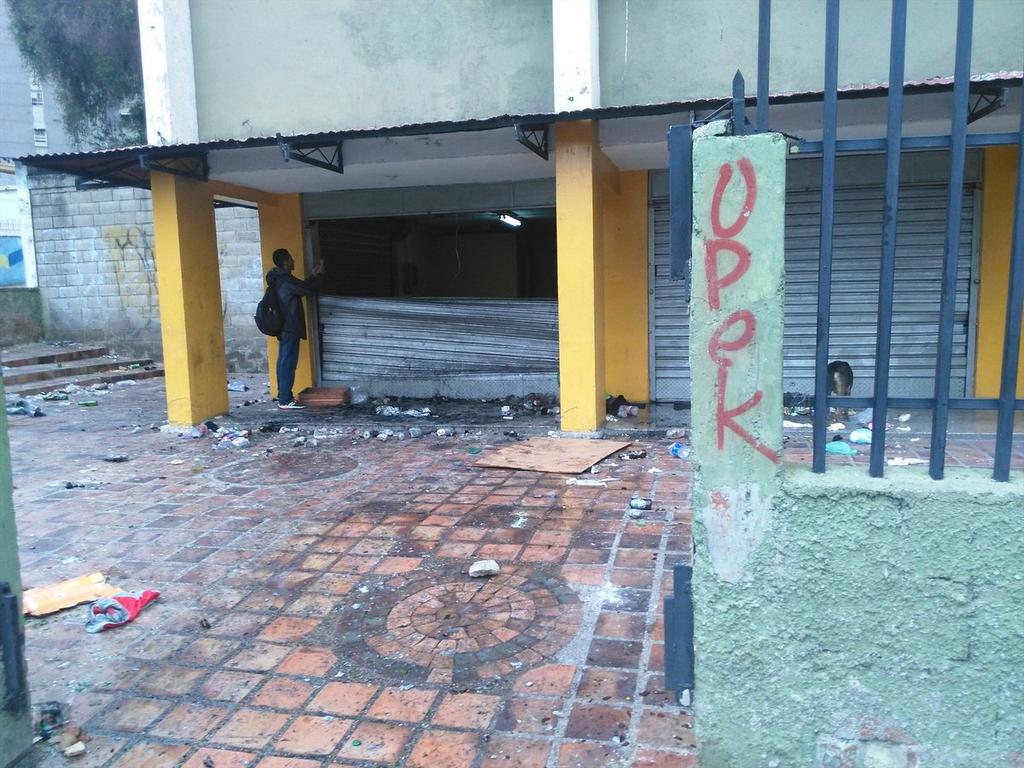 alexitocrece's tweet photo. #21Abr #LAMENTABLE Así quedaron Locales saqueados en El Valle. Cortesía .@IamCarlosF https://t.co/IZ03uCxrK1