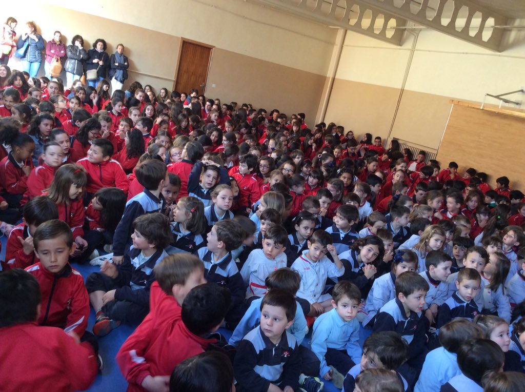 safa_feye's tweet photo. #feyedia. Vamos a dar comienzo de la oración compartida por todo el colegio!!!! Que bonita. https://t.co/ax58qlF5n6