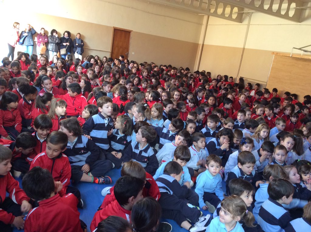 safa_feye's tweet photo. #feyedia. Vamos a dar comienzo de la oración compartida por todo el colegio!!!! Que bonita. https://t.co/ax58qlF5n6