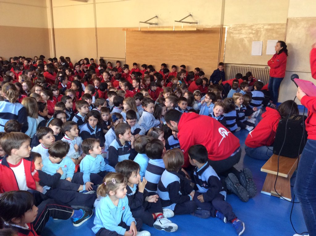 safa_feye's tweet photo. #feyedia. Vamos a dar comienzo de la oración compartida por todo el colegio!!!! Que bonita. https://t.co/ax58qlF5n6