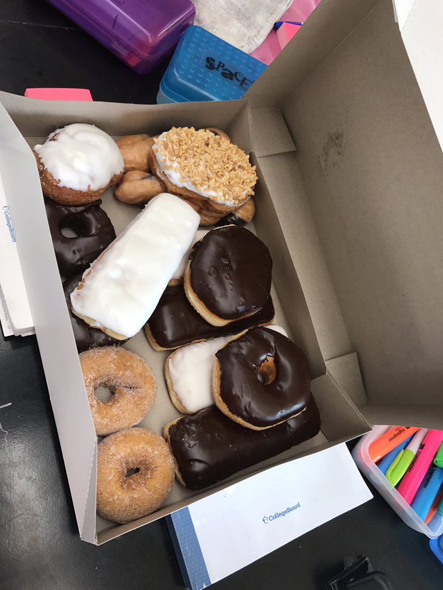 ajhoufe04's tweet photo. EHS students are so sweet that it overflows in their kindness. Random act of kindness, student Trevor Evans donuts just b/c #EdgertonProud https://t.co/D8zKSqltQS