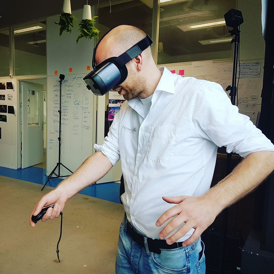 PillowsWillow's tweet photo. Testing our new gear! 🎮👾@Samsung @oculus #samsung #oculus #VR #virtualreality #gaming #studio #developers #excited https://t.co/ntVm6vOQfj