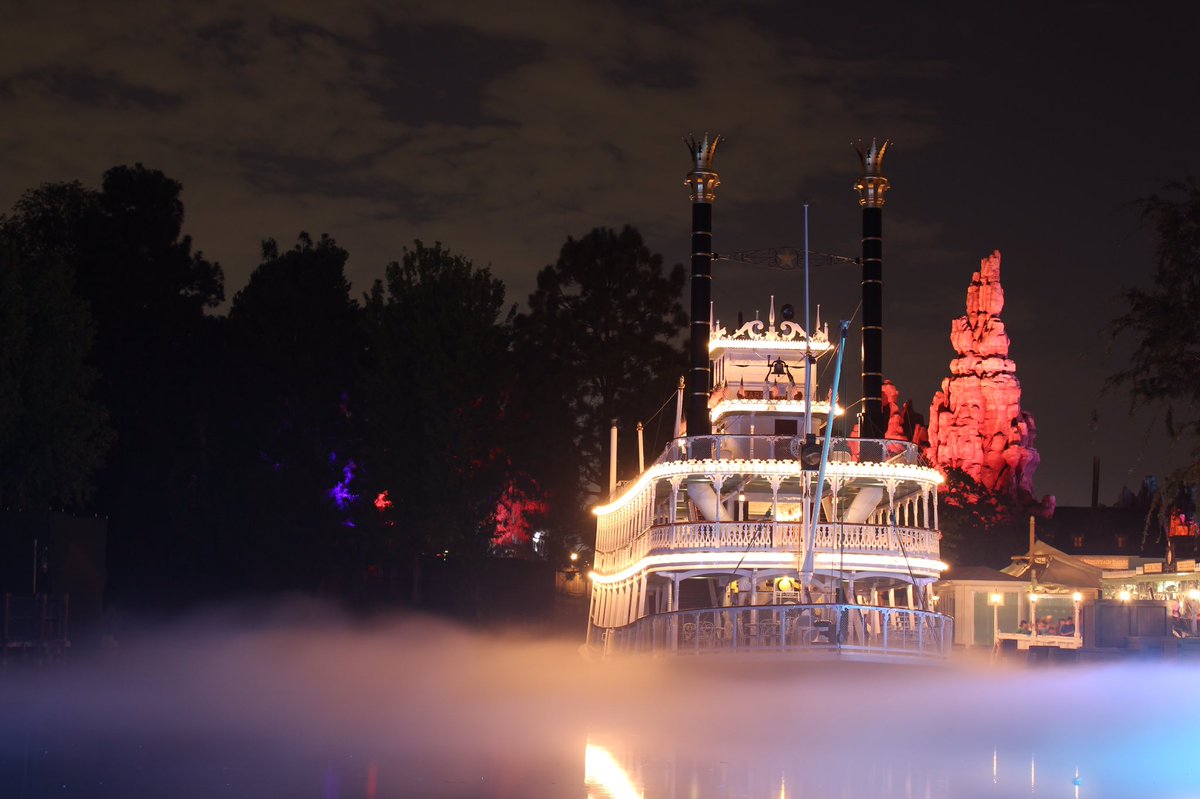 Disdarlings's tweet photo. A little #fbf to the Mark Twain at Halloween time💀 https://t.co/bYRZbR9B8q