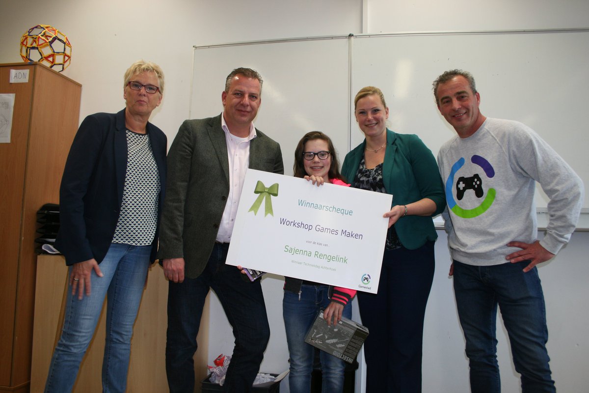 Techniekdag's tweet photo. Sajenna ontvangt prijs Techniekdag uit handen van @maureen_sluiter en @gamestad Haar hele klas krijgt een workshop programmeren https://t.co/0atIKcNHjI