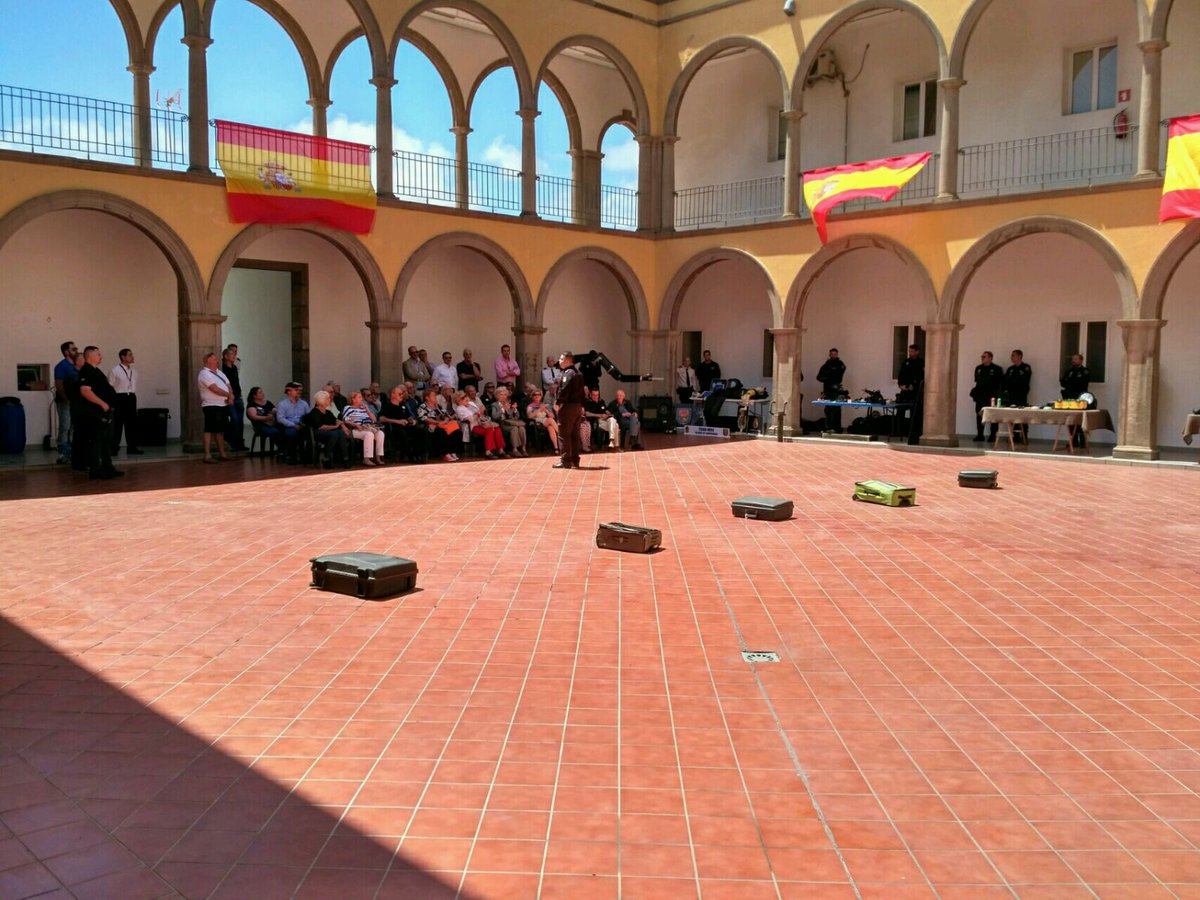 polprcanarias's tweet photo. Hoy celebramos una jornada de hermanamiento con la Fundación Tercio de Extranjeros @FundTercio en #LPGC. @policia https://t.co/m3PfqRIydn