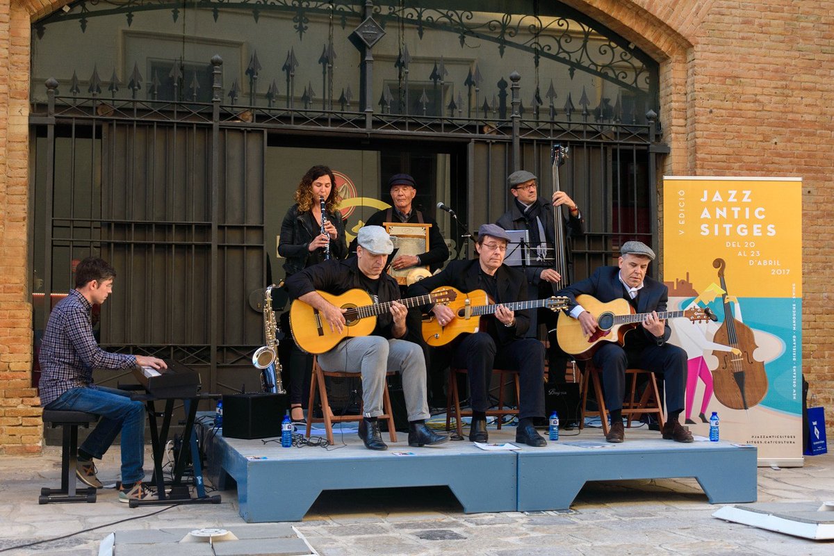 DIJOUS 20-19:30H DIORAMA JAZZ BAND Lloc:Plaça D L'Ajuntament #JazzSitges #SitgesJazz #JAS #JazzAntic #JazzAnticSitges #Sitges #musica #music