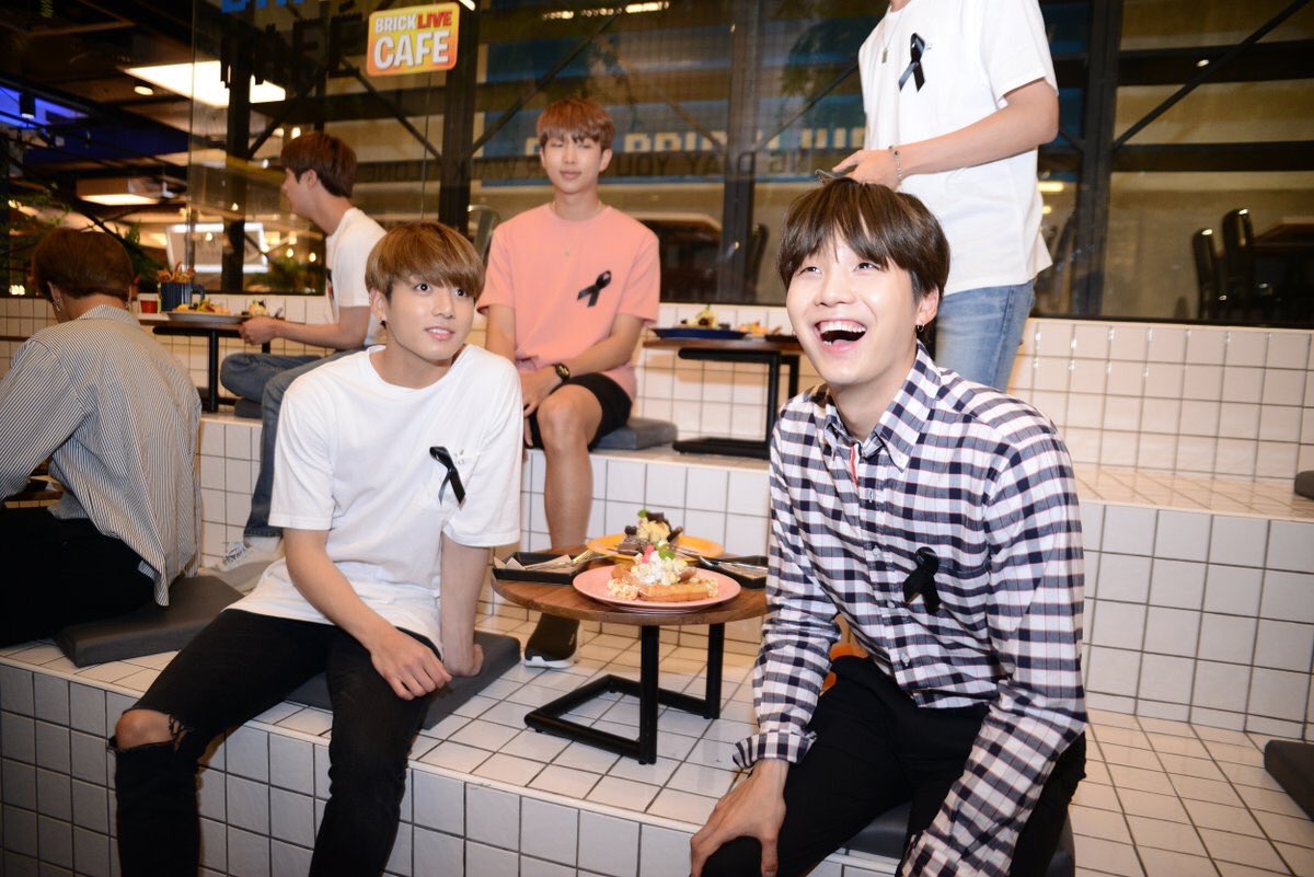 Kimmamong's tweet photo. ฮื่อ คุ้มค่ากับการรอคอย วันนี้ได้เจออ้วนแล้ว ยิ้มกว้างเชียว มีความสุขมากใช่มั้ยอ้วน ดีใจที่ได้เห็นอ้วนยิ้มนะ 😭 #WelcomeBTStoThailand https://t.co/mYEOJ92wmC