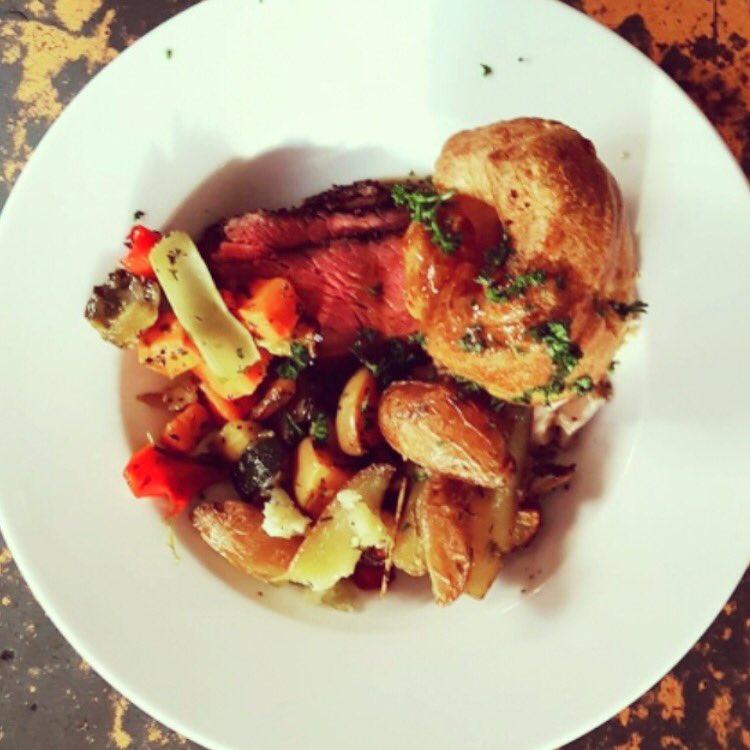 De lente laat op zich wachten... de Sunday roast niet. Vanaf zondag as vanaf 17 uur roasten! #sundayroast #ofjeroastlust