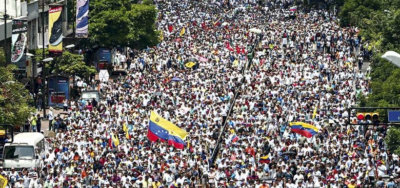 latercera's tweet photo. Masivas protestas contra Maduro logran unir a la oposición venezolana https://t.co/HtXMoL8JVU https://t.co/Z8z0DCnOse