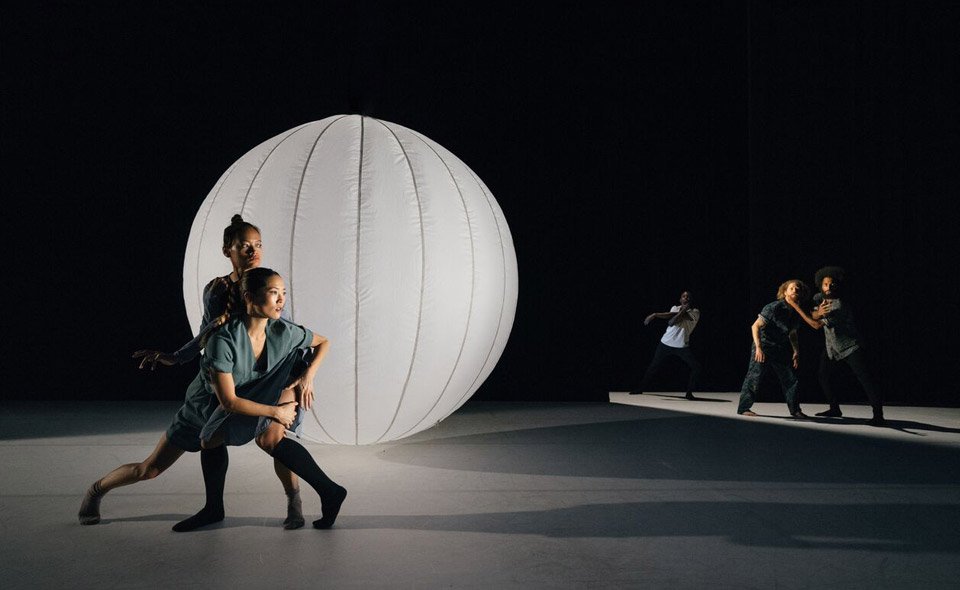 LaVillette's tweet photo. #WangRamirez "spectacle sur l’universalité des rapports humains et le refus des contraintes sociales" via @parisART https://t.co/aepHq4Bnh1 https://t.co/E3u21yyNDi