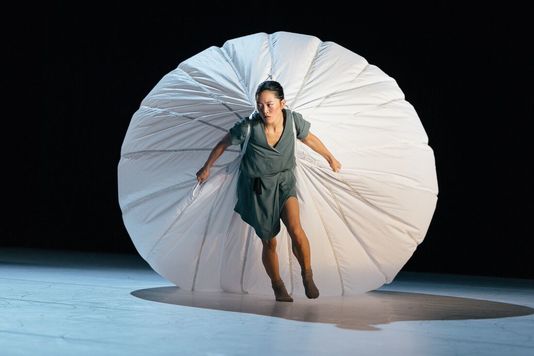 LaVillette's tweet photo. "Fulgurants virtuoses #WangRamirez se gardent d’oublier l’humain dans leurs spectacles" via @lemonde_culture
https://t.co/DGLalu4kGh https://t.co/j4WFNmSpH2